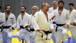 Снимка на деня: На тренировка по джудо с Владимир Путин