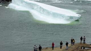 Крадци в Канада задигнаха 30 тона вода от айсберг, използвана за водка