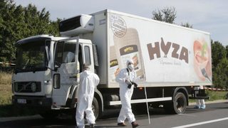 Трима българи и афганистанец са осъдени доживот по делото за загиналите в камион мигранти
