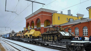 Фотогалерия: Влак-изложба показва из Русия джихад-<span class="highlight">мобил</span> и други трофеи от Сирия