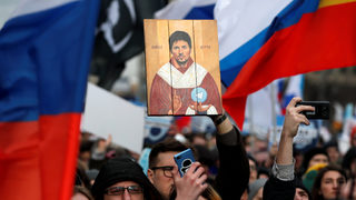 Повече руснаци протестираха заради интернет, отколкото заради пенсиите, пише "Комерсант"