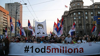 Вучич е изправен пред най-големия протест в Сърбия, свикан от "магнати и фашист"