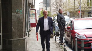 Нинова не успя да отстрани Станишев, евродепутатската листа на БСП ще се реди с таен вот