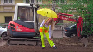 Видео: <span class="highlight">Мила</span> <span class="highlight">Роберт</span> възпя ремонтите в София с песента WTF