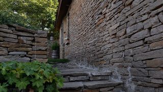 Къщите за гости - как еврофондовете развращават