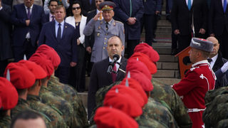 В Деня <span class="highlight">на</span> <span class="highlight">храбростта</span> Радев поздрави въставащите срещу произвола <span class="highlight">и</span> застоя българи