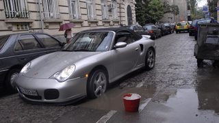 Внимание! Огромни дупки заради прекъснатите ремонти, а знаци няма