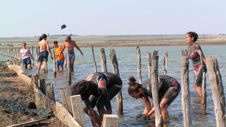 Еколози строят изкуствени острови край Бургас