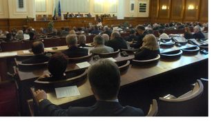 Парламентът прие енергийната стратегия насред критиките на опозицията