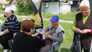 Едно наум: ГЕРБ мери кръвното на ямболски пенсионери на поляна