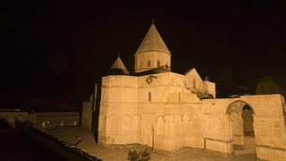 Черната църква в Иран, символ на религиозна толерантност, но с лика на Хомейни