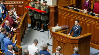 Украинският президент разпусна парламента минути след като положи клетва