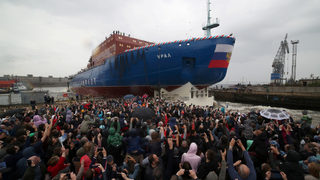 Русия пусна на вода третия си нов мощен <span class="highlight">ледоразбивач</span> (видео)