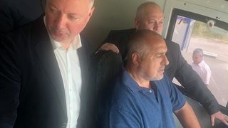Борисов се повози на влак със 160 км/ч