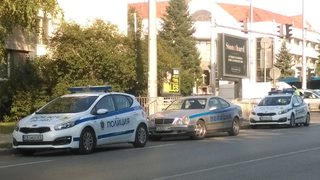 Младежи, носили пластмасови оръжия, се оплакват от полицейско насилие