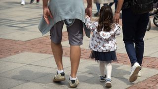 Детето има право на грешки, рискове... и родител, който не го пази от всички неравности