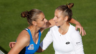 Снимка на деня: <span class="highlight">Плишкова</span> срещу <span class="highlight">Плишкова</span> или двубой между близначки