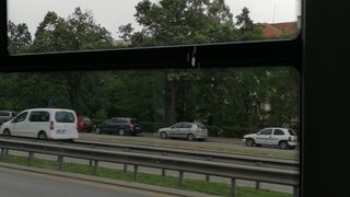 Навън не вали, но в автобус 84 е друга работа