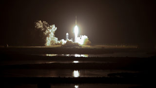SpaceX започна да "подрежда" 24 спътника в орбита (видео)