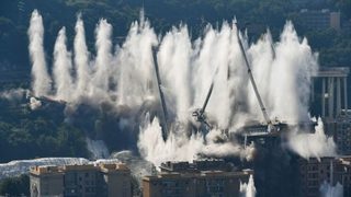 Видео: Останките на моста "<span class="highlight">Моранди</span>" бяха съборени с експлозия
