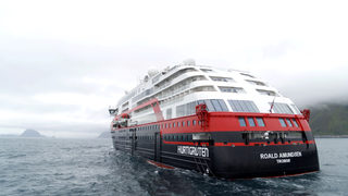 Първият круизен <span class="highlight">лайнер</span> - хибрид вече е на вода
