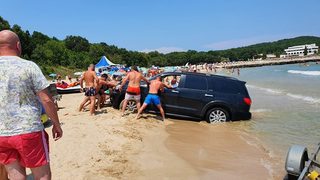 Подготвят се по-сериозни глоби за преминаване с автомобил през плажа, обяви Ангелкова