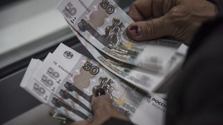 Руски банки ще разрешат теглене на пари в брой от касите на магазини
