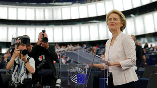 Фон дер Лайен наследява Юнкер след много слаба подкрепа в европарламента