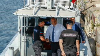 Снимка на деня: Борисов смени джипа с катер