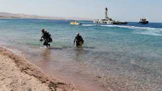 Фотогалерия: Йордания предлага танкове и хеликоптери за водолази