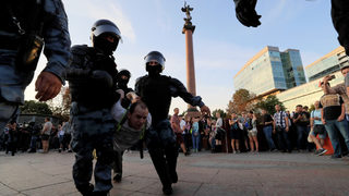 Арестуваните опозиционери в Москва са близо 1400, Навални влезе в болница