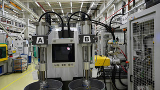 Заводските цени намаляха с 1.1% за месец