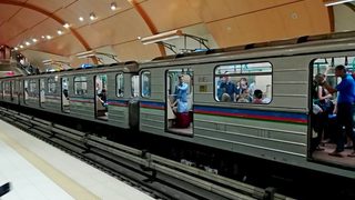 Вратите на <span class="highlight">метровлак</span> се отвориха към релсите вместо към перона погрешка