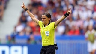Французойка е първата жена, която ще ръководи голям финал в мъжкия футбол в Европа