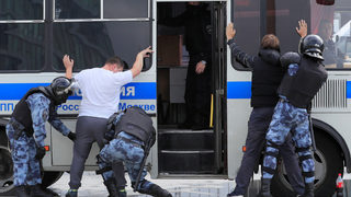 Снимка на деня: Опозиционен лидер е сред арестуваните на протестите в Москва