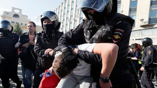 Центърът на Москва е задръстен от полиция, отново са арестувани стотици