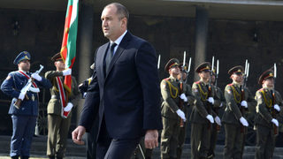 Президентът спря закона, който позволява цивилен да оглави военното разузнаване