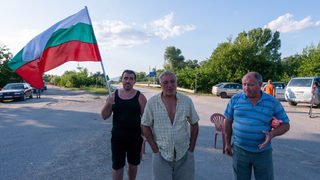 Блокадата в Крушаре - малко свиневъди, малко политика, малко опитни протестиращи