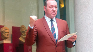 <span class="highlight">Кевин</span> <span class="highlight">Спейси</span> излезе пред публика за пръв път от две години насам