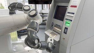 Двуръкият колаборативен робот YuMi® прекарва стотици часове, извършвайки тестове в помощ на по-бързото разработване на софтуер за банкомати, подобрявайки надеждността и качеството