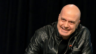 Слави влиза в устата на ламята