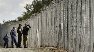 За 30 години Унгария замени една стена с друга
