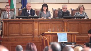 Парламентът обяви обществена поръчка за езиково <span class="highlight">обучение</span>