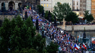 Близо 5 хил. души протестираха срещу президента и премиера на Чехия