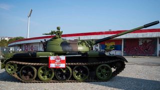 Когато танк стане футболна "атракция" в Белград (видео)