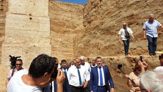 Снимка на деня: Разходката на премиера по Мал тепе