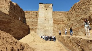 Снимка на деня: Разходката на премиера по Мал тепе