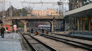<span class="highlight">БДЖ</span> натъпка 80 души в 50-местен автобус заради отменен влак