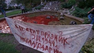 Скулптор боядиса фонтан в кървавочервено за 9 септември