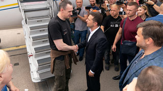 Зеленски върна задържаните от Русия, но на каква цена
